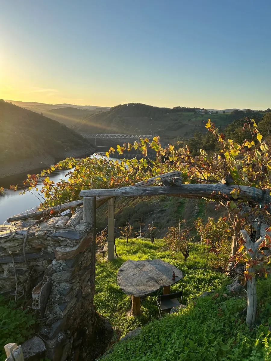 Mesa de pizarra en el mirador del viñedo