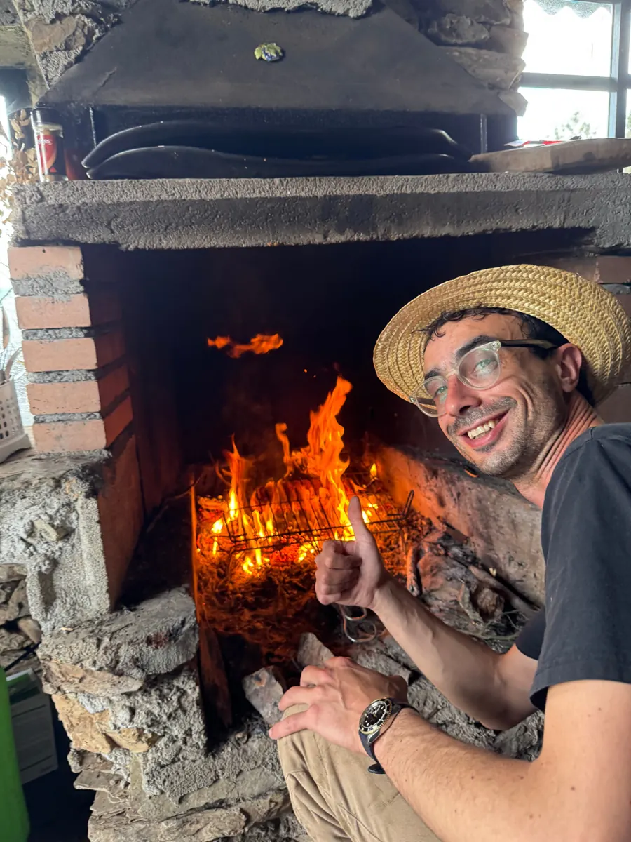 Eli Levy junto al fuego